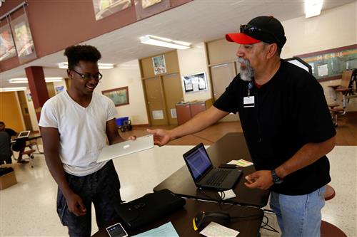 EPISD Student getting new Macbook Air Source: EPISD.org
