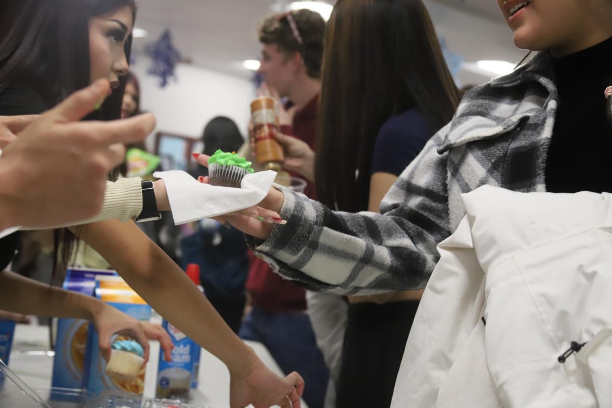 The sweet exchange! Handing out those well-deserved, free cupcakes one by one. Hope you enjoyed every festive bite!