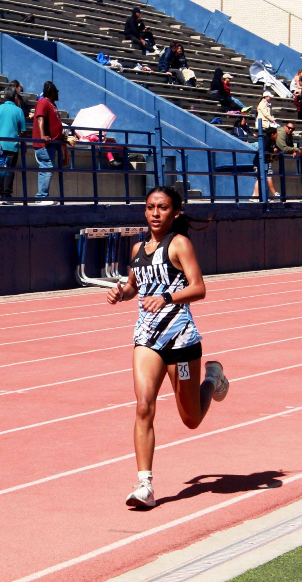 Elysia Rodriguez competes in the 1600m race and placed 16th with a time of 6:31.63. 