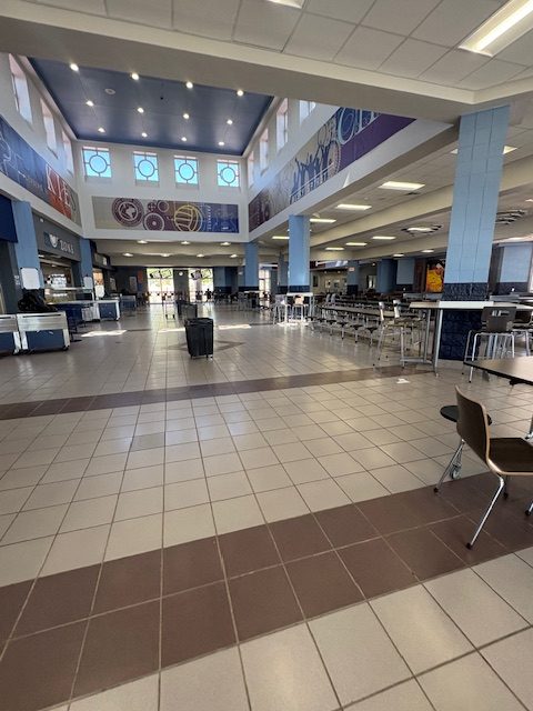 Seven minutes before lunch begins, the cafeteria remains mostly empty as students have yet to arrive.